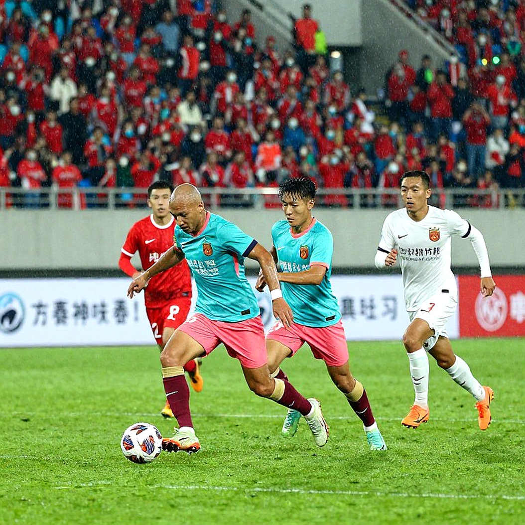 Hà Nội FC thua Sông Lam Nghệ An 1-4 tại Hàng Đẫy: vết nứt nằm ở hàng thủ, áp lực dồn về Harry Kewell Hà Nội FC thua Sông Lam Nghệ An 1-4 tại Hàng Đẫy: vết nứt nằm ở hàng thủ, áp lực dồn về Harry Kewell