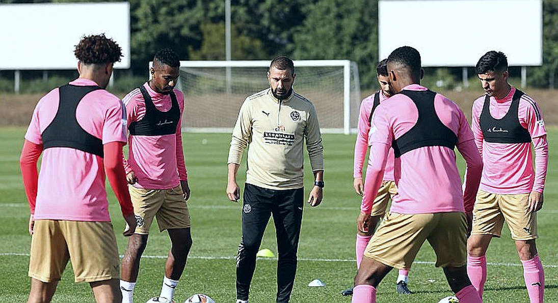 Donis và khoảng trống giữa hai cái tên: Canh bạc nhân sự của Saudi Arabia tại Gulf Cup 27 Donis và khoảng trống giữa hai cái tên: Canh bạc nhân sự của Saudi Arabia tại Gulf Cup 27