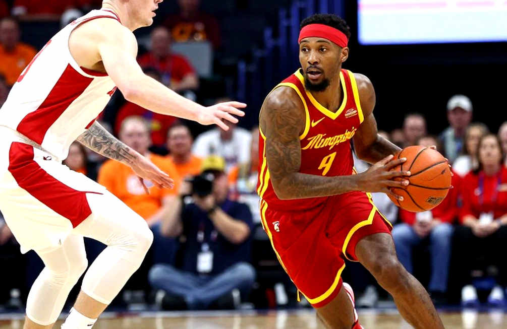 Collin Malcolm và kỷ luật giữ mình giữa pháo đài Kaunas