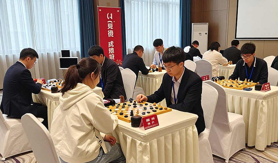 Kỳ thủ 11 tuổi, Elephant Gambit và khoảng trống giữa tít với bài