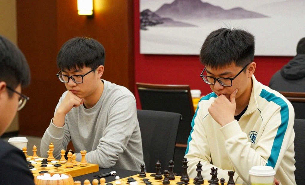 ChessBase số 225: 27 miniature, 10 bài phân tích và một nhãn học viện đáng ngờ