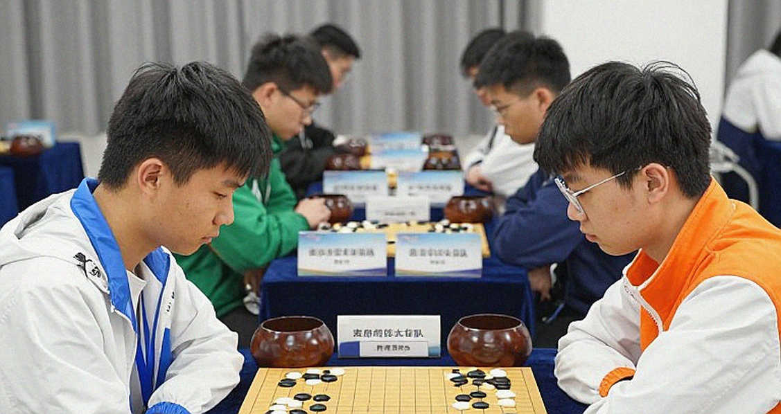 Ghế chủ tịch FIDE, FRITZ 20 và lỗ hổng xác minh của báo chí cờ vua
